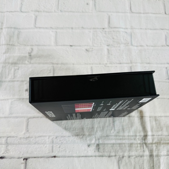 Guess Lip Red Look Book NWT - Picture 2 of 9